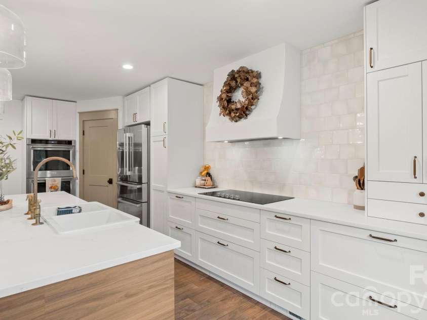 10930 Beatties Ford Road, Huntersville, NC 28078.  MLS# CAR4431086, YatesRealty ID 55372. 