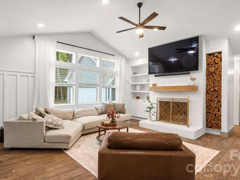10930 Beatties Ford Road, Huntersville, NC 28078.  MLS# CAR4431086, YatesRealty ID 55372. 