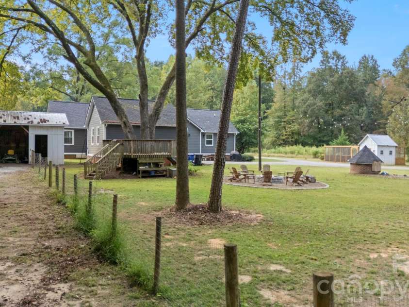 10930 Beatties Ford Road, Huntersville, NC 28078.  MLS# CAR4431086, YatesRealty ID 55372. 