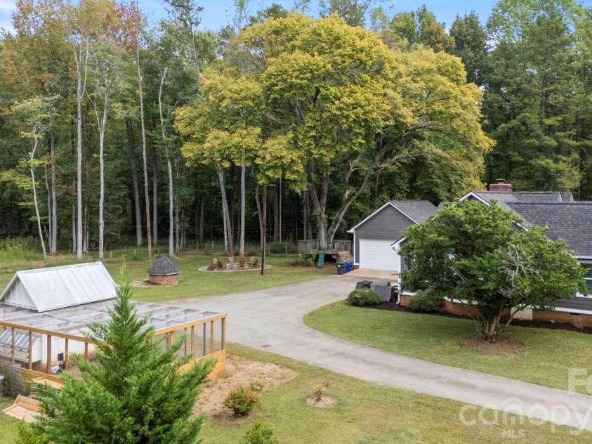 10930 Beatties Ford Road, Huntersville, NC 28078.  MLS# CAR4431086, YatesRealty ID 55372. 