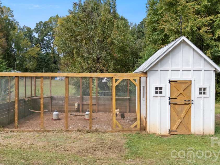 10930 Beatties Ford Road, Huntersville, NC 28078.  MLS# CAR4431086, YatesRealty ID 55372. 