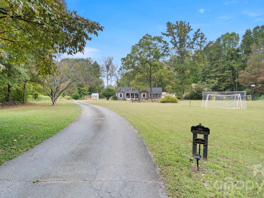 10930 Beatties Ford Road, Huntersville, NC 28078.  MLS# CAR4431086, YatesRealty ID 55372. 