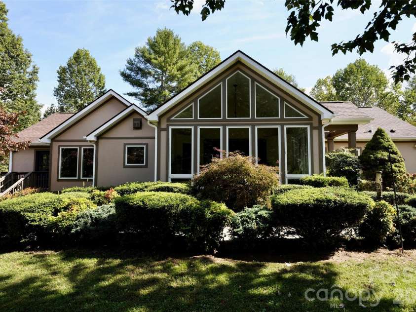 525 Silent Acres Road, Waynesville, NC 28785.  MLS# CAR4431021, YatesRealty ID 55375. 