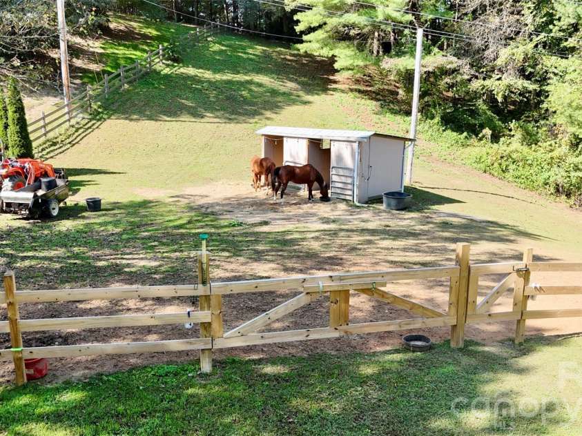 525 Silent Acres Road, Waynesville, NC 28785.  MLS# CAR4431021, YatesRealty ID 55375. 