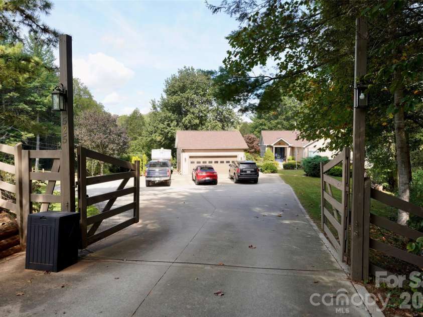 525 Silent Acres Road, Waynesville, NC 28785.  MLS# CAR4431021, YatesRealty ID 55375. 