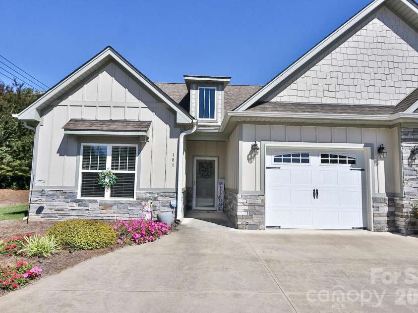 101 Parkview Drive, Yadkinville, NC 27055.  MLS# CAR4430843, YatesRealty ID 55376. 
