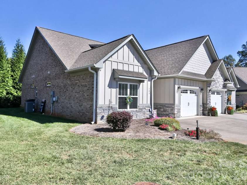 101 Parkview Drive, Yadkinville, NC 27055.  MLS# CAR4430843, YatesRealty ID 55376. 