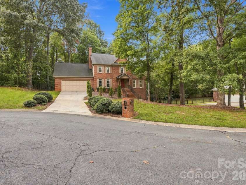 2020 Fairchelsea Way Lane, Matthews, NC 28105.  MLS# CAR4430615, YatesRealty ID 55377. 