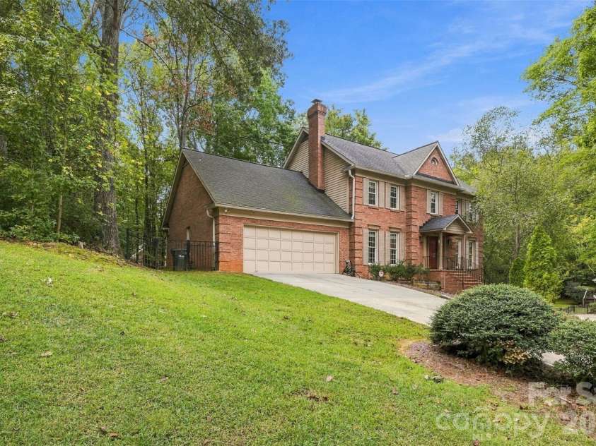 2020 Fairchelsea Way Lane, Matthews, NC 28105.  MLS# CAR4430615, YatesRealty ID 55377. 