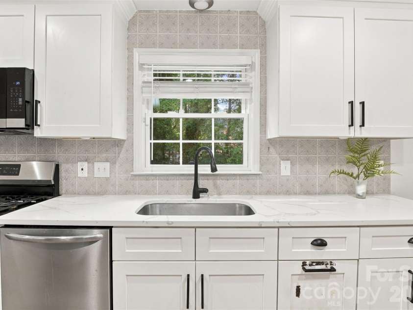 2020 Fairchelsea Way Lane, Matthews, NC 28105.  MLS# CAR4430615, YatesRealty ID 55377. 