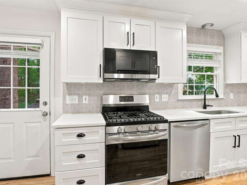 2020 Fairchelsea Way Lane, Matthews, NC 28105.  MLS# CAR4430615, YatesRealty ID 55377. 