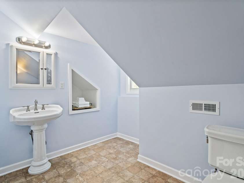996 Beamguard Road, Clover, SC 29710.  MLS# CAR4430042, YatesRealty ID 55385. Upstairs Full Bathroom