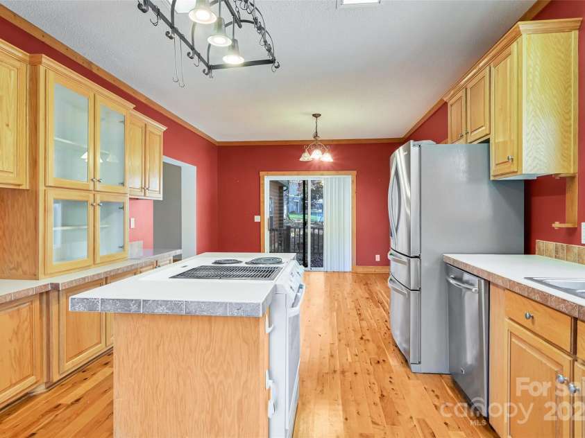 80 Oak Meadow Lane, Hendersonville, NC 28792.  MLS# CAR4309562, YatesRealty ID 5539. 