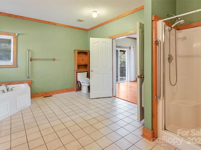 80 Oak Meadow Lane, Hendersonville, NC 28792.  MLS# CAR4309562, YatesRealty ID 5539. 