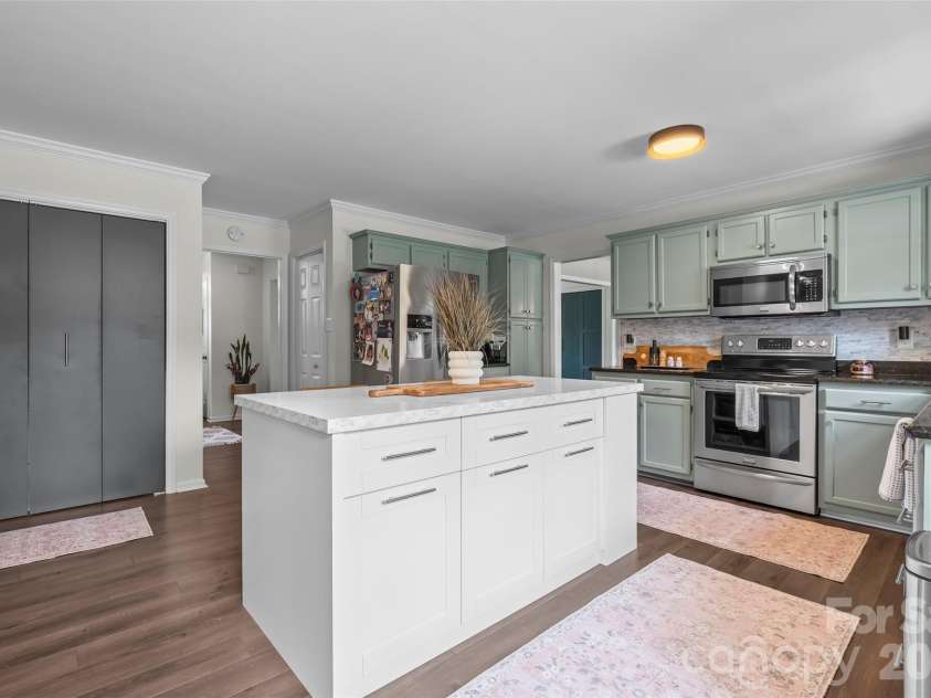 241 Linville Drive, Matthews, NC 28105.  MLS# CAR4429436, YatesRealty ID 55390. 