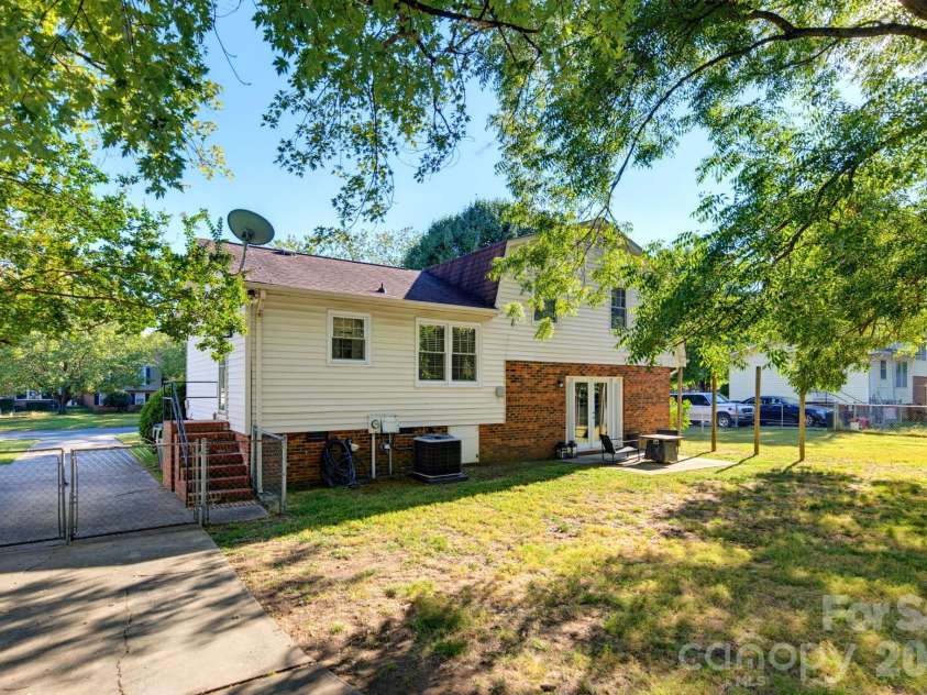 12001 Antebellum Drive, Charlotte, NC 28273.  MLS# CAR4429447, YatesRealty ID 55392. 