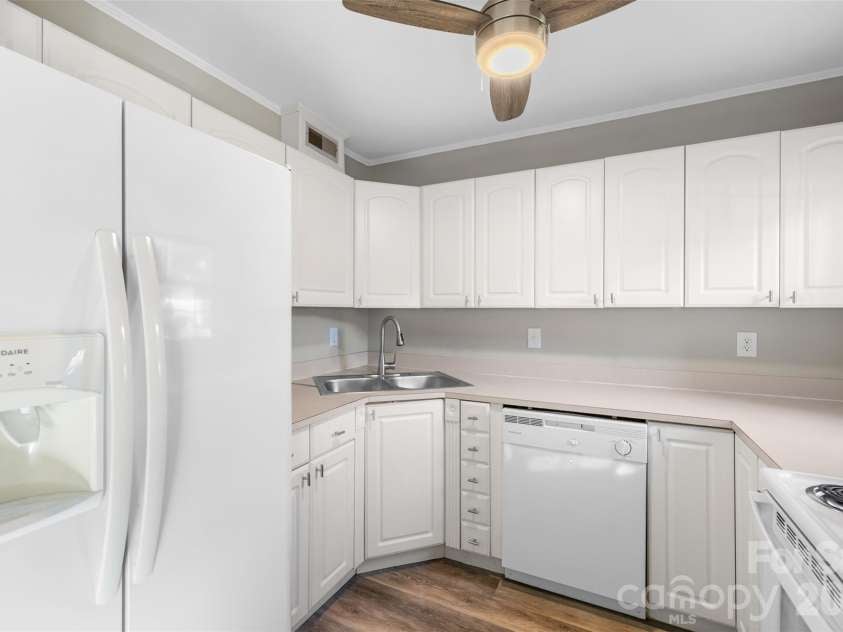 4615 Coronado Drive, Charlotte, NC 28212.  MLS# CAR4429617, YatesRealty ID 55393. 