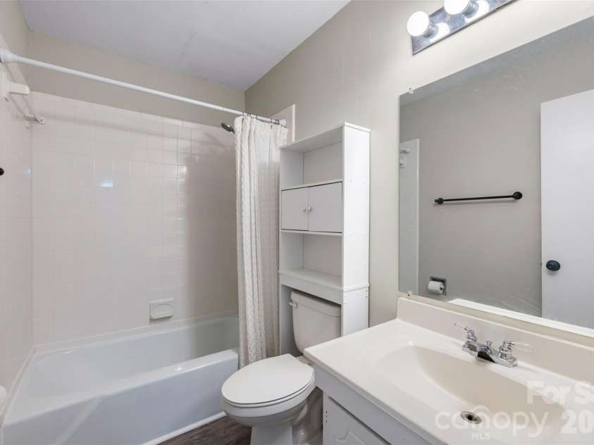 4615 Coronado Drive, Charlotte, NC 28212.  MLS# CAR4429617, YatesRealty ID 55393. Hallway full bath
