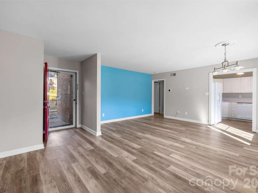 4615 Coronado Drive, Charlotte, NC 28212.  MLS# CAR4429617, YatesRealty ID 55393. Living space with Front Entrance