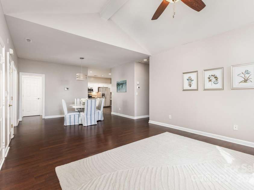 8572 Highland Glen Drive, Charlotte, NC 28269.  MLS# CAR4313610, YatesRealty ID 5540. 