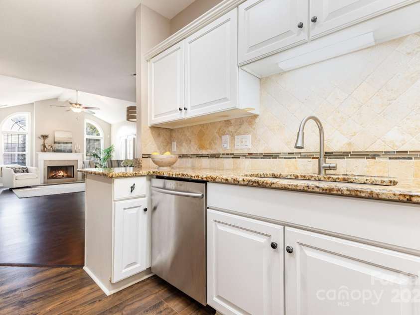 8572 Highland Glen Drive, Charlotte, NC 28269.  MLS# CAR4313610, YatesRealty ID 5540. 