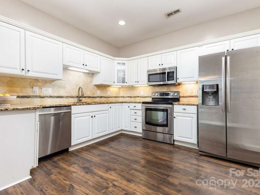 8572 Highland Glen Drive, Charlotte, NC 28269.  MLS# CAR4313610, YatesRealty ID 5540. 