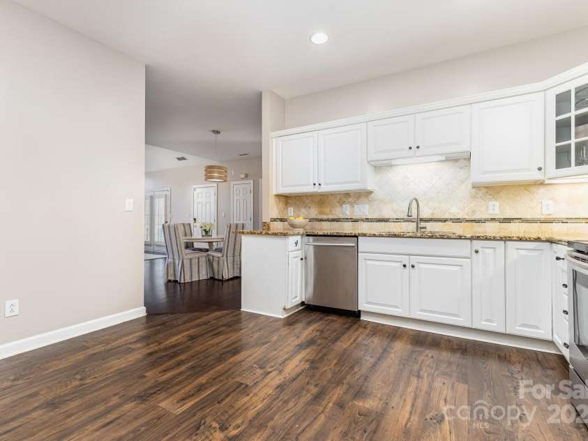 8572 Highland Glen Drive, Charlotte, NC 28269.  MLS# CAR4313610, YatesRealty ID 5540. 