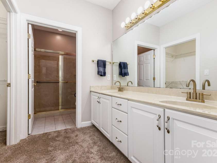 8572 Highland Glen Drive, Charlotte, NC 28269.  MLS# CAR4313610, YatesRealty ID 5540. 