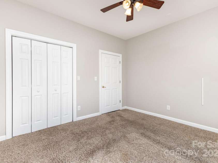 8572 Highland Glen Drive, Charlotte, NC 28269.  MLS# CAR4313610, YatesRealty ID 5540. 
