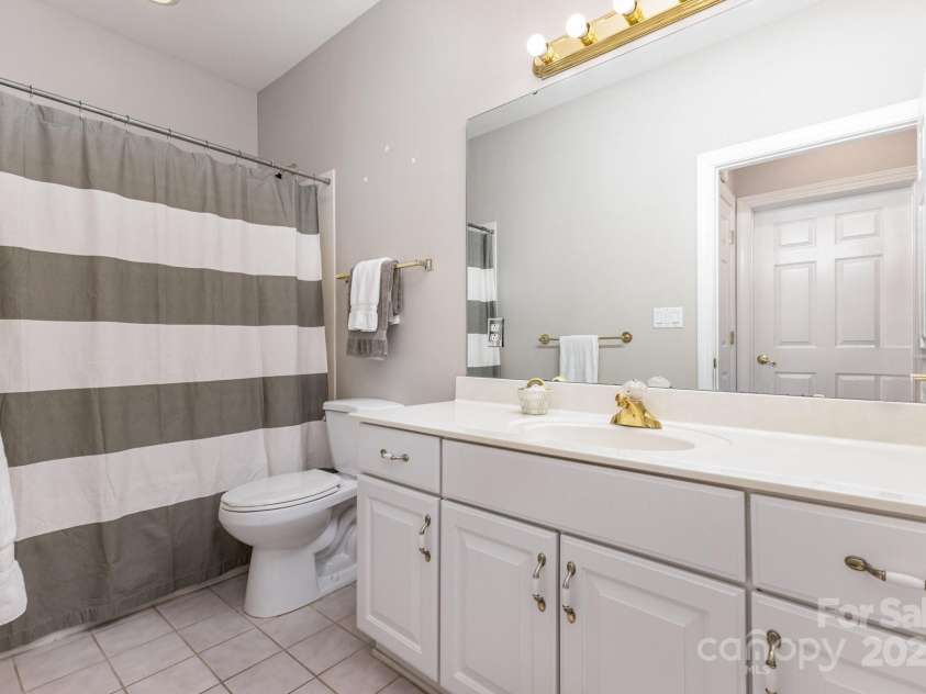 8572 Highland Glen Drive, Charlotte, NC 28269.  MLS# CAR4313610, YatesRealty ID 5540. 