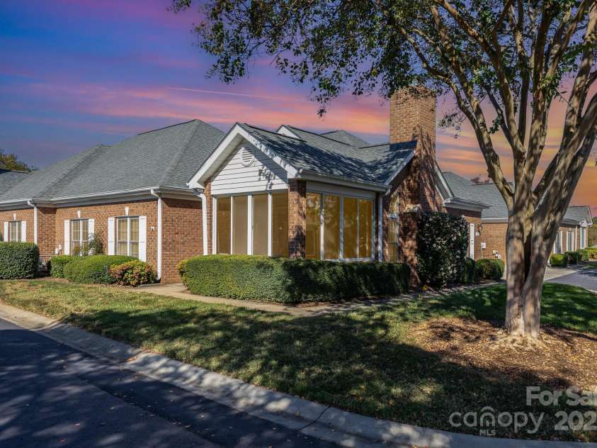 8572 Highland Glen Drive, Charlotte, NC 28269.  MLS# CAR4313610, YatesRealty ID 5540. 