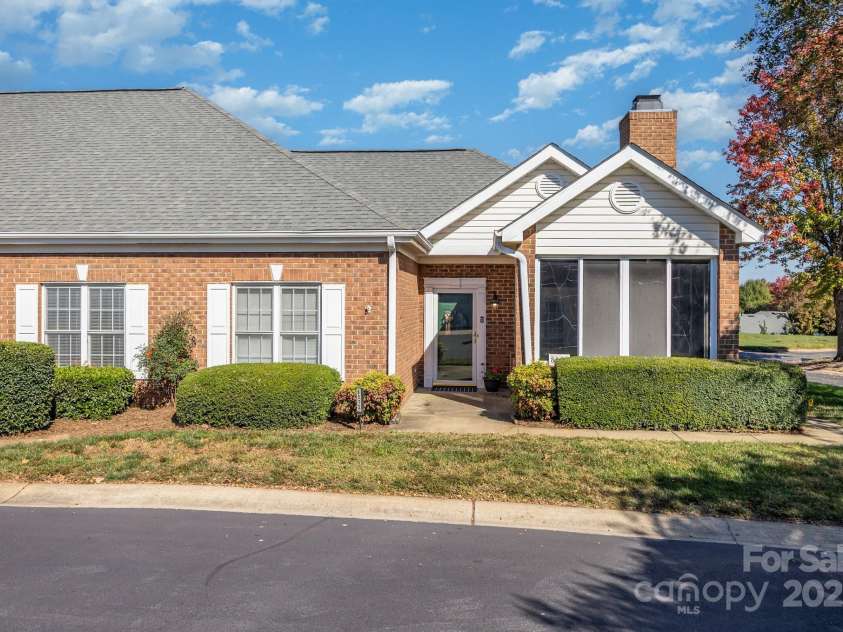 8572 Highland Glen Drive, Charlotte, NC 28269.  MLS# CAR4313610, YatesRealty ID 5540. 