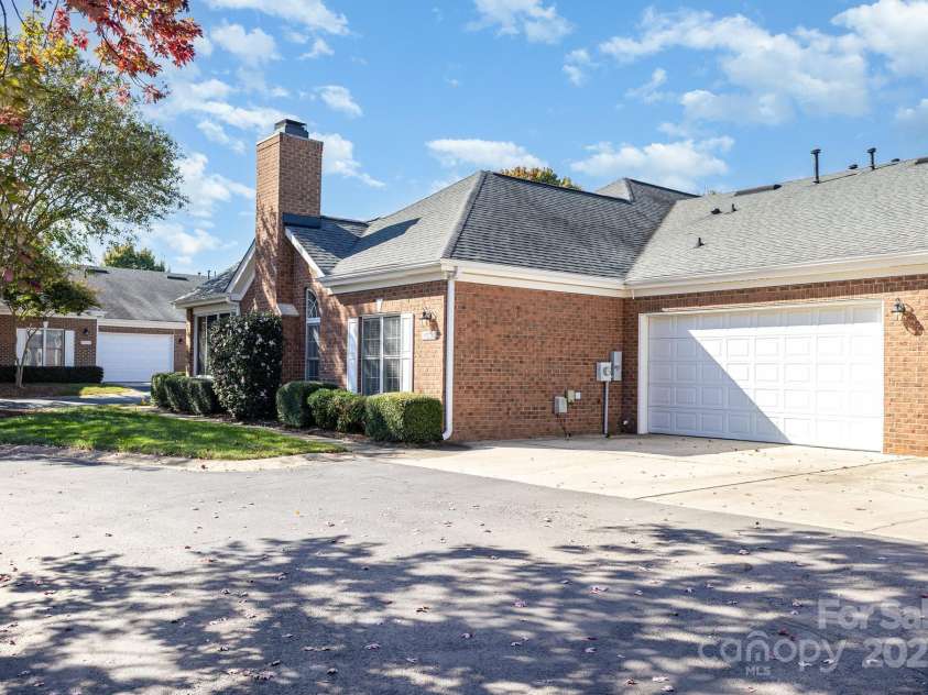 8572 Highland Glen Drive, Charlotte, NC 28269.  MLS# CAR4313610, YatesRealty ID 5540. 