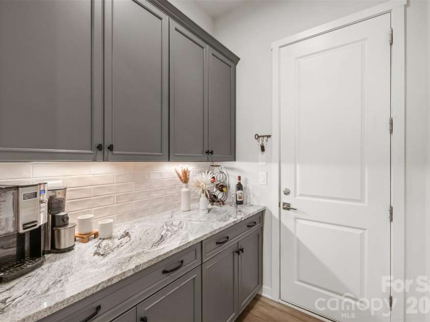 5208 Glenwalk Drive, Charlotte, NC 28269.  MLS# CAR4428602, YatesRealty ID 55402. 