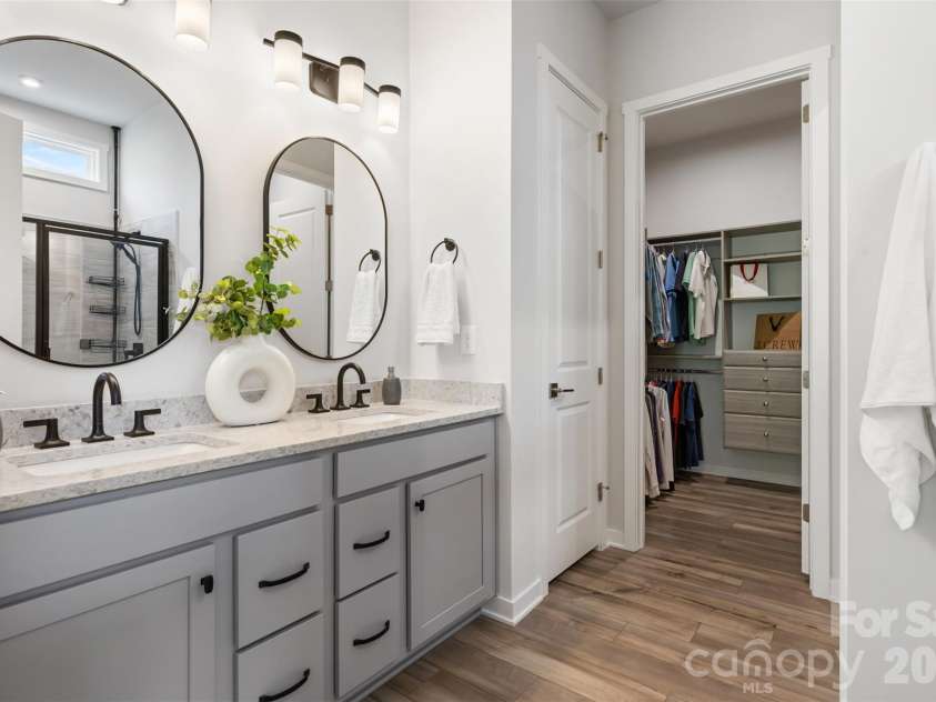 5208 Glenwalk Drive, Charlotte, NC 28269.  MLS# CAR4428602, YatesRealty ID 55402. 