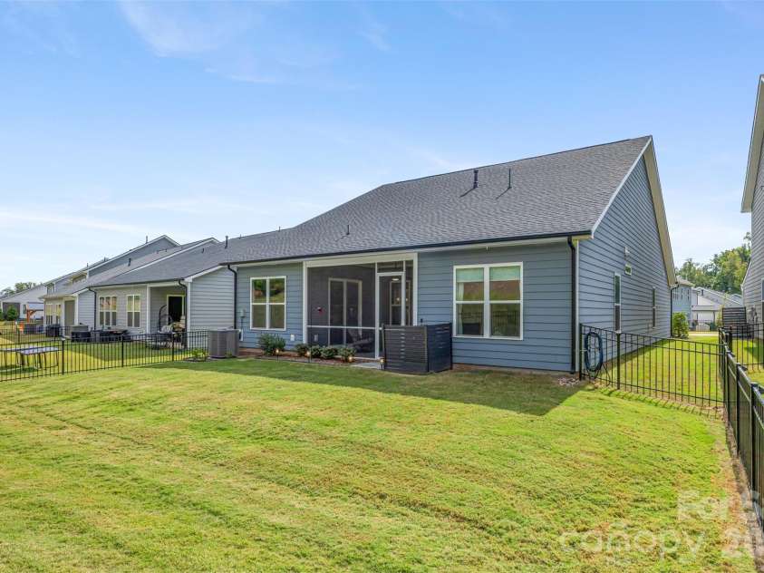 5208 Glenwalk Drive, Charlotte, NC 28269.  MLS# CAR4428602, YatesRealty ID 55402. 