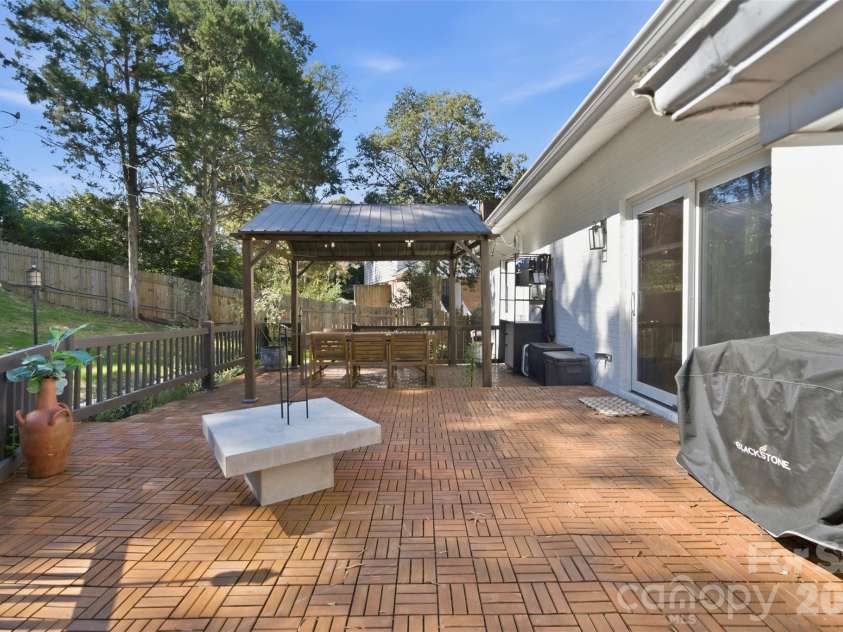 7431 Folger Drive, Charlotte, NC 28226.  MLS# CAR4427487, YatesRealty ID 55406. 