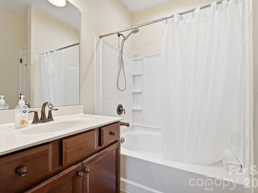 123 Leyton Loop, Mooresville, NC 28117.  MLS# CAR4425887, YatesRealty ID 55408. Primary Bath