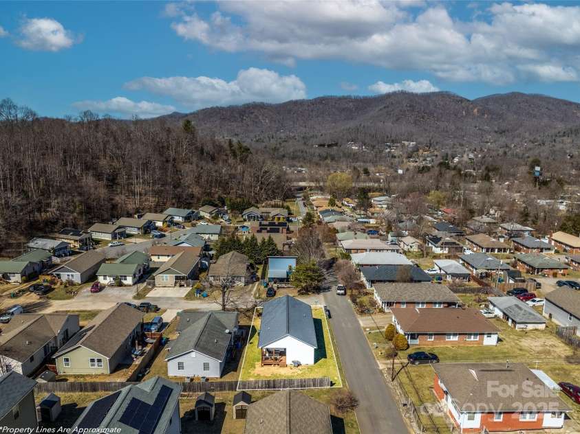 2 Half Moon Drive, Swannanoa, NC 28778.  MLS# CAR4228596, YatesRealty ID 5541. 