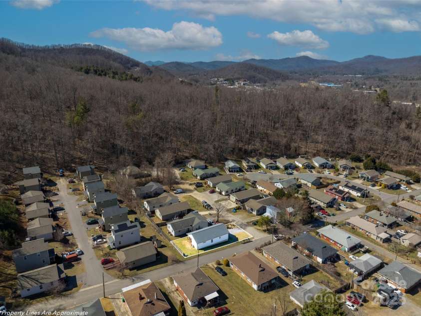 2 Half Moon Drive, Swannanoa, NC 28778.  MLS# CAR4228596, YatesRealty ID 5541. 