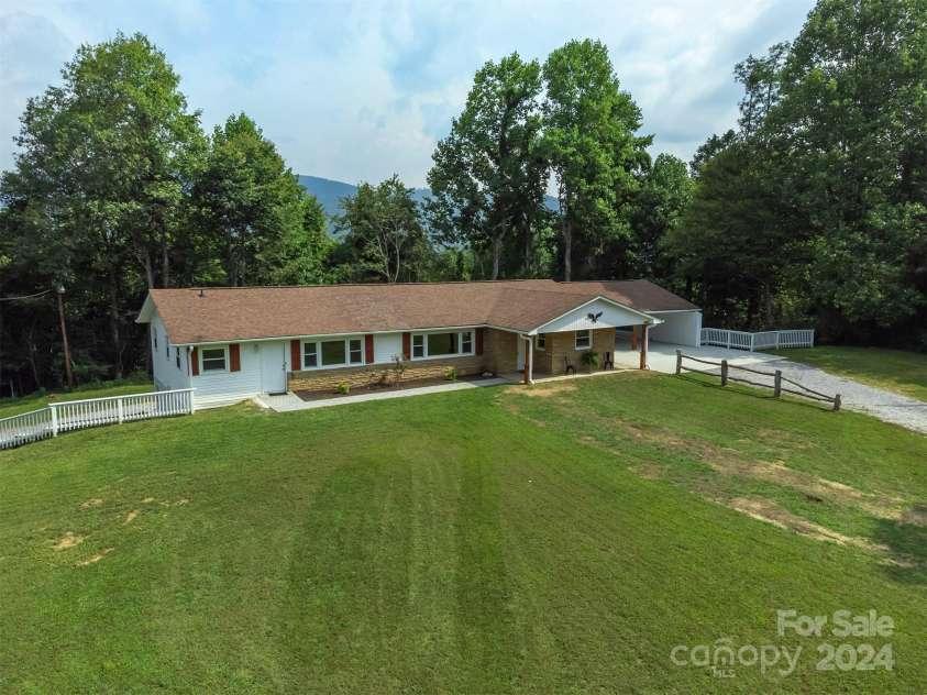 468 Deer Park Lake Road, Spruce Pine, NC 28777.  MLS# CAR4068097, YatesRealty ID 5542. 