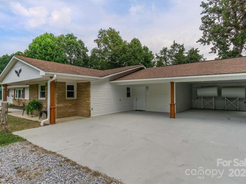 468 Deer Park Lake Road, Spruce Pine, NC 28777.  MLS# CAR4068097, YatesRealty ID 5542. Unit 1 2 Bedrooms 2 Bathrooms Carport, Small deck