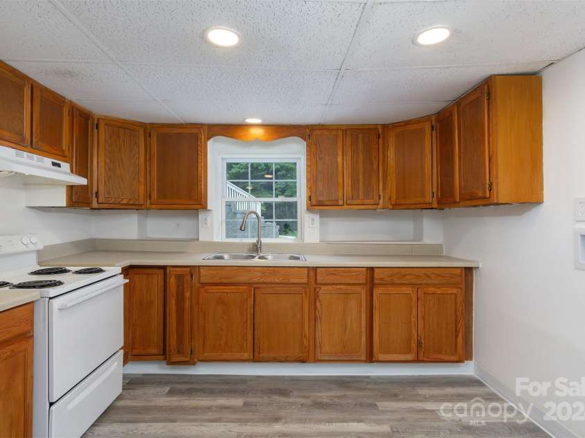 468 Deer Park Lake Road, Spruce Pine, NC 28777.  MLS# CAR4068097, YatesRealty ID 5542. Unit 3 Kitchen