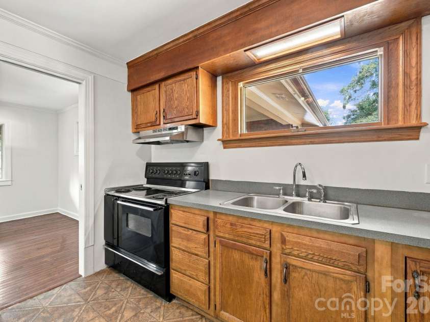 123 Hillside Avenue, Concord, NC 28025.  MLS# CAR4432576, YatesRealty ID 55421. Kitchen Stove and Sink