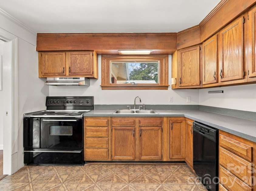 123 Hillside Avenue, Concord, NC 28025.  MLS# CAR4432576, YatesRealty ID 55421. Kitchen Wide View