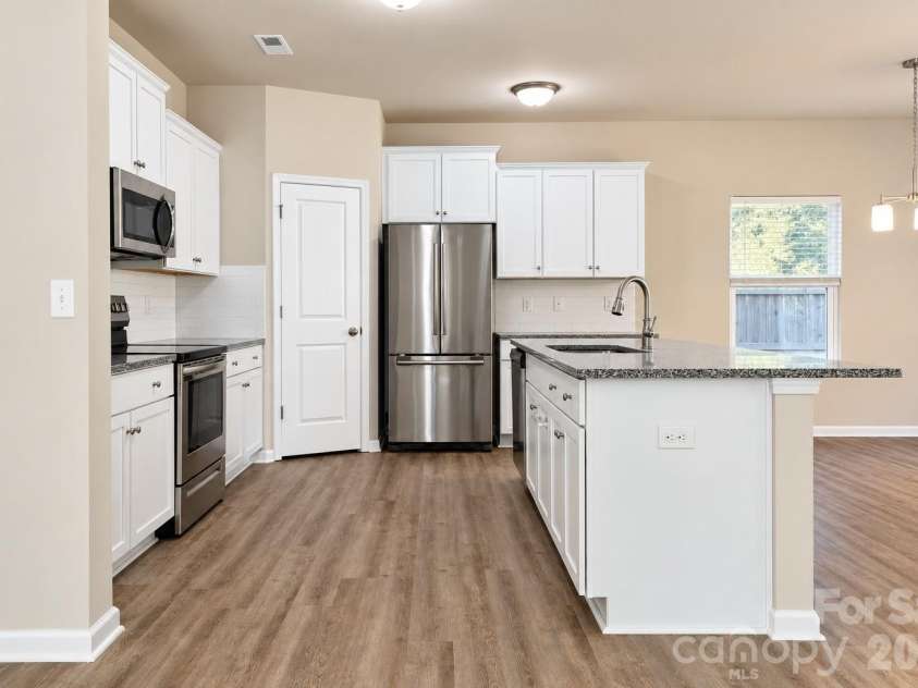 2647 Dellinger Drive, Charlotte, NC 28269.  MLS# CAR4426888, YatesRealty ID 55422. 