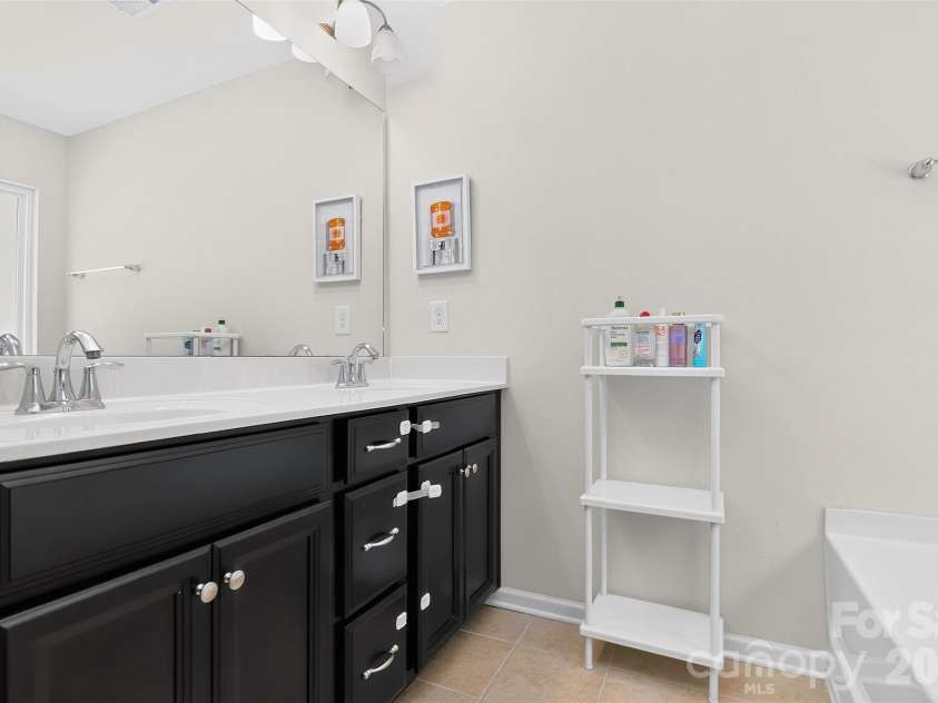 78066 Rillstone Drive, Lancaster, SC 29720.  MLS# CAR4431291, YatesRealty ID 55424. Upstairs full hall bathroom