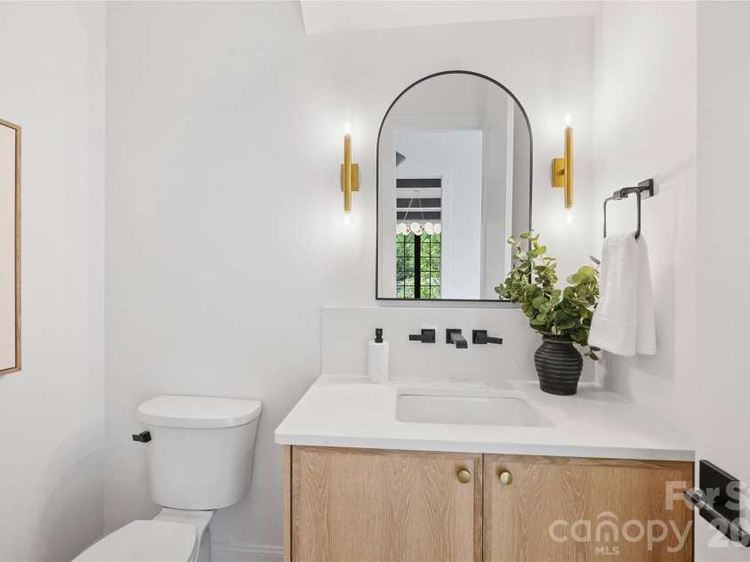 1205 Jersey Lane, Charlotte, NC 28209.  MLS# CAR4432667, YatesRealty ID 55429. Connected bath
