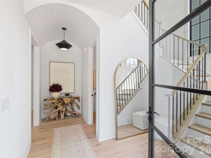1205 Jersey Lane, Charlotte, NC 28209.  MLS# CAR4432667, YatesRealty ID 55429. Foyer