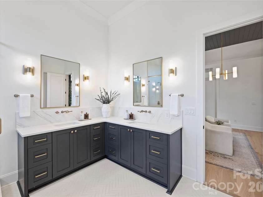 1205 Jersey Lane, Charlotte, NC 28209.  MLS# CAR4432667, YatesRealty ID 55429. Primary bath